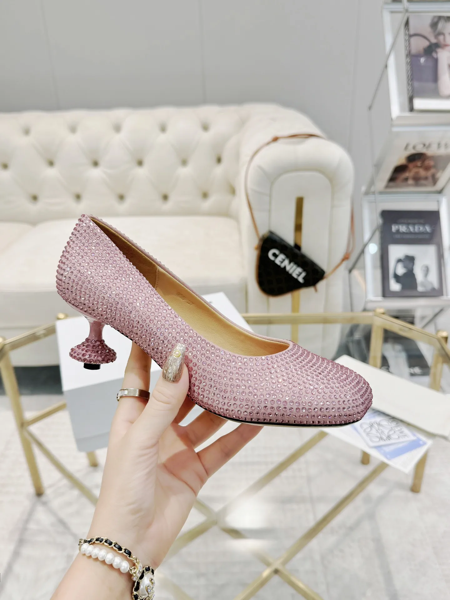 👟👟Ex-factory price 660👟👟 LOEWE‼ ️ New arrival‼ ️Imported genuine leather sole Loewe 2024/aw early spring latest T stage colored diamond series catwalk style 😘😘😘 Upper: imported silk cloth lining: imported water-dyed sheepskin outsole: original molded injection molded leather outsole Heel: original molded 1:1 Heel height: 5.5cm Size: 35-39 (40/41/42/43 custom-made, non-refundable)
